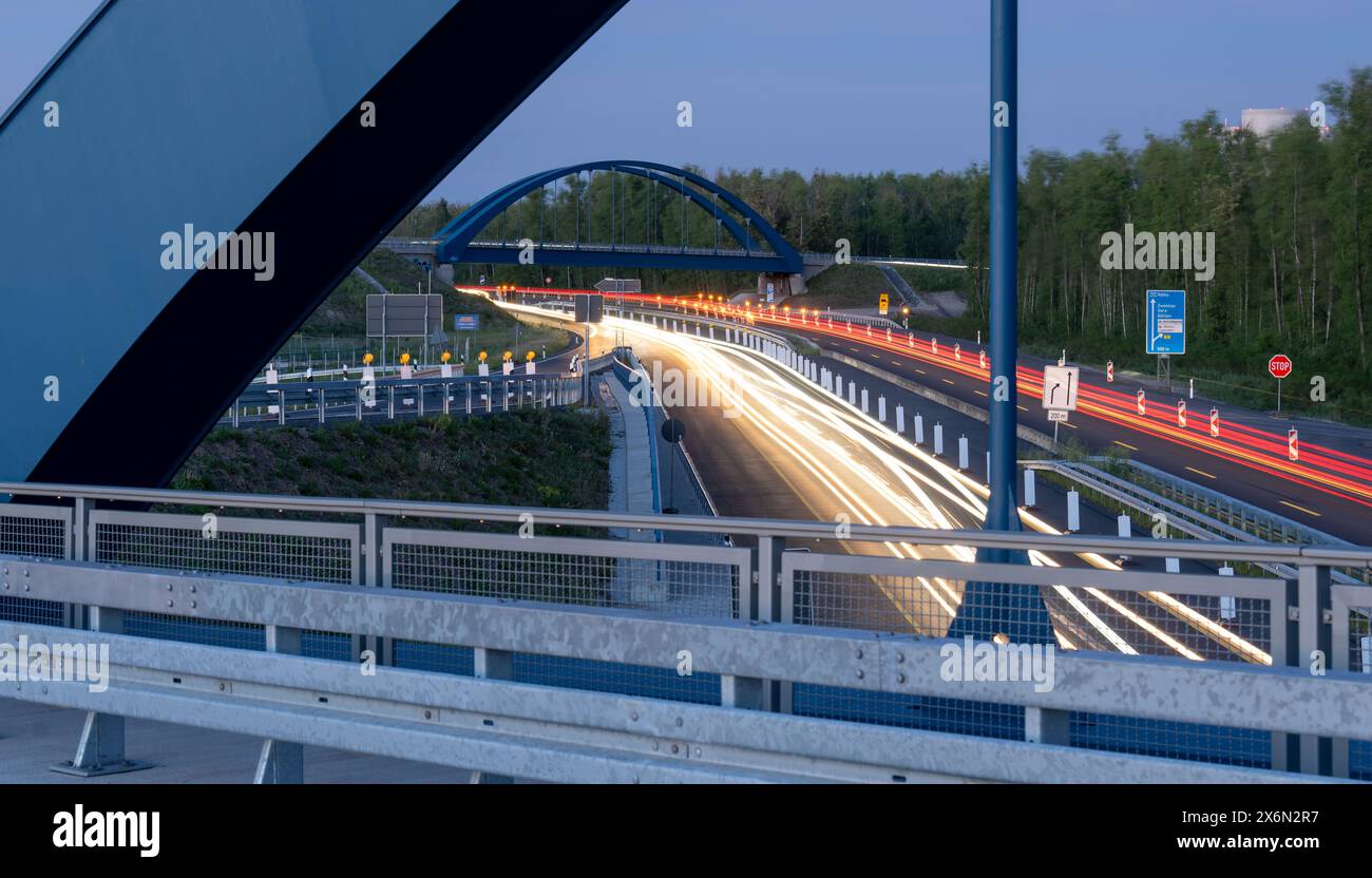 16 maggio 2024, Sassonia, Großdeuben: I veicoli viaggiano lungo la A72 vicino a Großdeuben in direzione Chemnitz. La superstrada è il collegamento più importante tra i centri di Lipsia e Chemnitz. Gli esperti economici sono favorevoli all'introduzione di un pedaggio in Germania. La relazione di primavera afferma che le infrastrutture di trasporto devono essere modernizzate. Ciò richiederebbe spese più elevate, per le quali dovrebbero essere utilizzati maggiori finanziamenti da parte degli utenti, come un pedaggio autostradale basato sul chilometraggio. Foto: Hendrik Schmidt/dpa Foto Stock