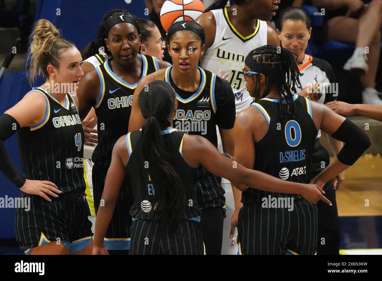 Arlington, Texas, Stati Uniti. 15 maggio 2024. L'attaccante dei Chicago Sky Angel Reese n. 5 si riunisce con il suo compagno di squadra durante la partita WNBA contro i Dallas Wings al College Park Center. Punteggio finale Dallas Wings batte Chicago Sky 87-79. (Credit Image: © Javier Vicencio/eyepix via ZUMA Press Wire) SOLO PER USO EDITORIALE! Non per USO commerciale! Foto Stock