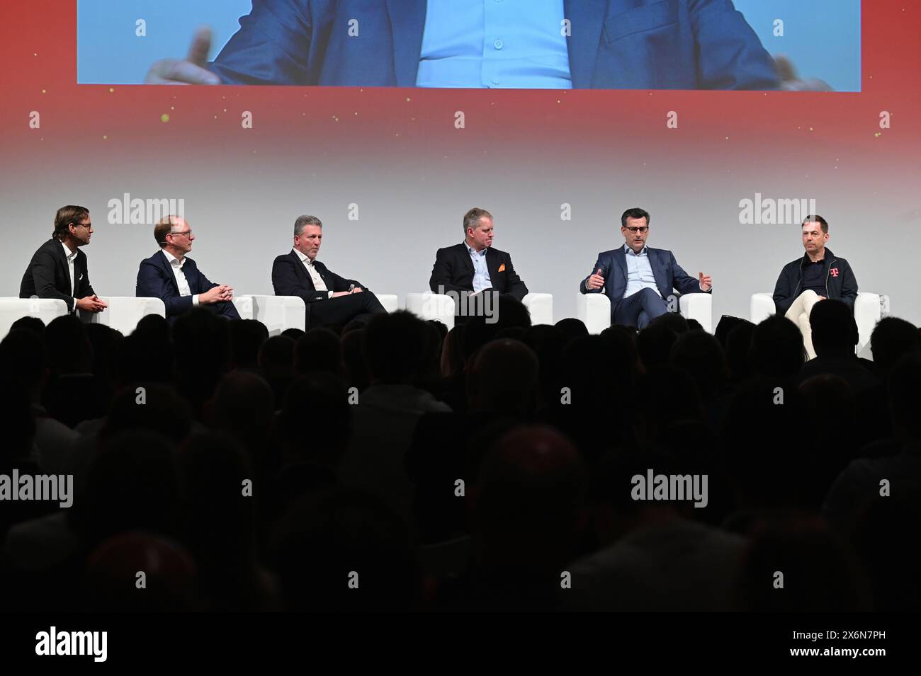 14 maggio 2024, Renania settentrionale-Vestfalia, Colonia: Michael Jungwirth Direttore delle politiche pubbliche Vodafone Germania, l-r, Timo von Lepel, Amministratore delegato NetCologne Gesellschaft für Telekommunikation mbH, Jens Prautzsch, CEO, Unsere Grüne Glasfaser GmbH & Co KG, Jan Georg Budden, CEO e co-fondatore, Deutsche GigaNetz GmbH. Andreas Pfisterer, CEO Deutsche Glasfaser, Wolfgang Metze, Managing Director Private customers, Telekom Deutschland, Isabelle Körner, moderatrice del panel sul tema Gigabit Summit: Cooperazione o consolidamento - come si svilupperà la struttura del provider entro il 2030? Ad Anagacom, EUR Foto Stock