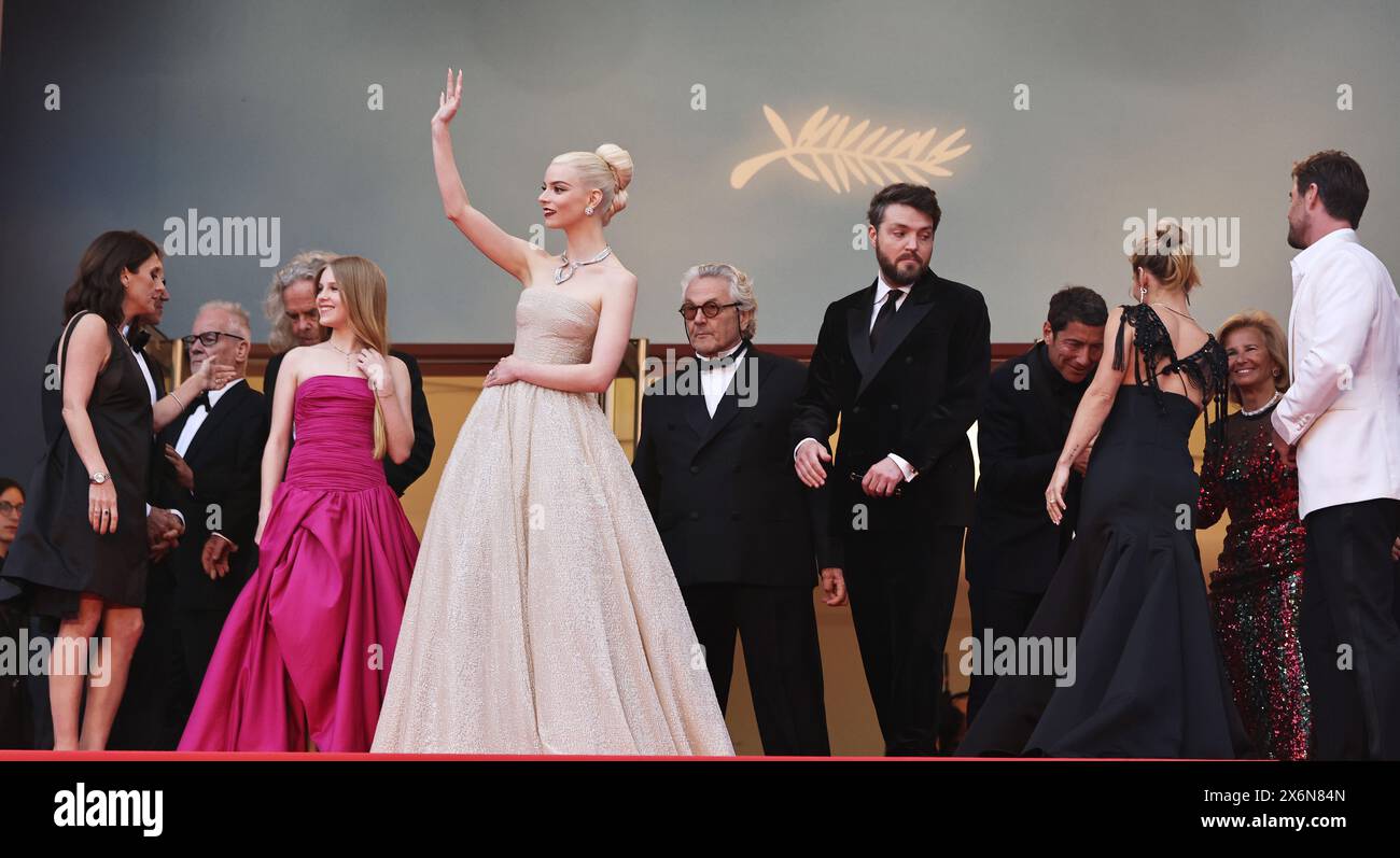 Cannes, Francia. 15 maggio 2024. I membri del cast arrivano per la proiezione del film "Furiosa: A Mad Max Saga" alla 77a edizione del Festival di Cannes a Cannes, Francia meridionale, il 15 maggio 2024. Crediti: Gao Jing/Xinhua/Alamy Live News Foto Stock