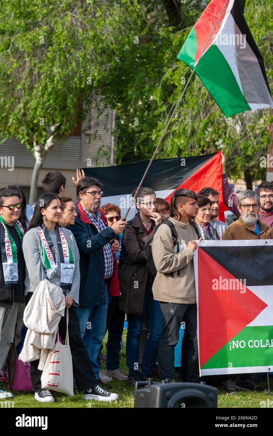 Logroño, la Rioja, Spagna. 8 maggio 2024. Protesta contro il genocidio in Palestina, con una performance di accampamento universitario. Foto Stock