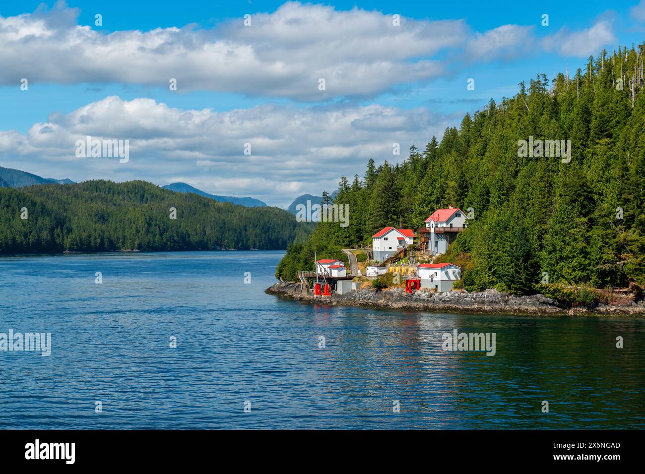 Faro di Boat Bluff in estate lungo Inside Passage Cruise, British Columbia, Canada. Foto Stock