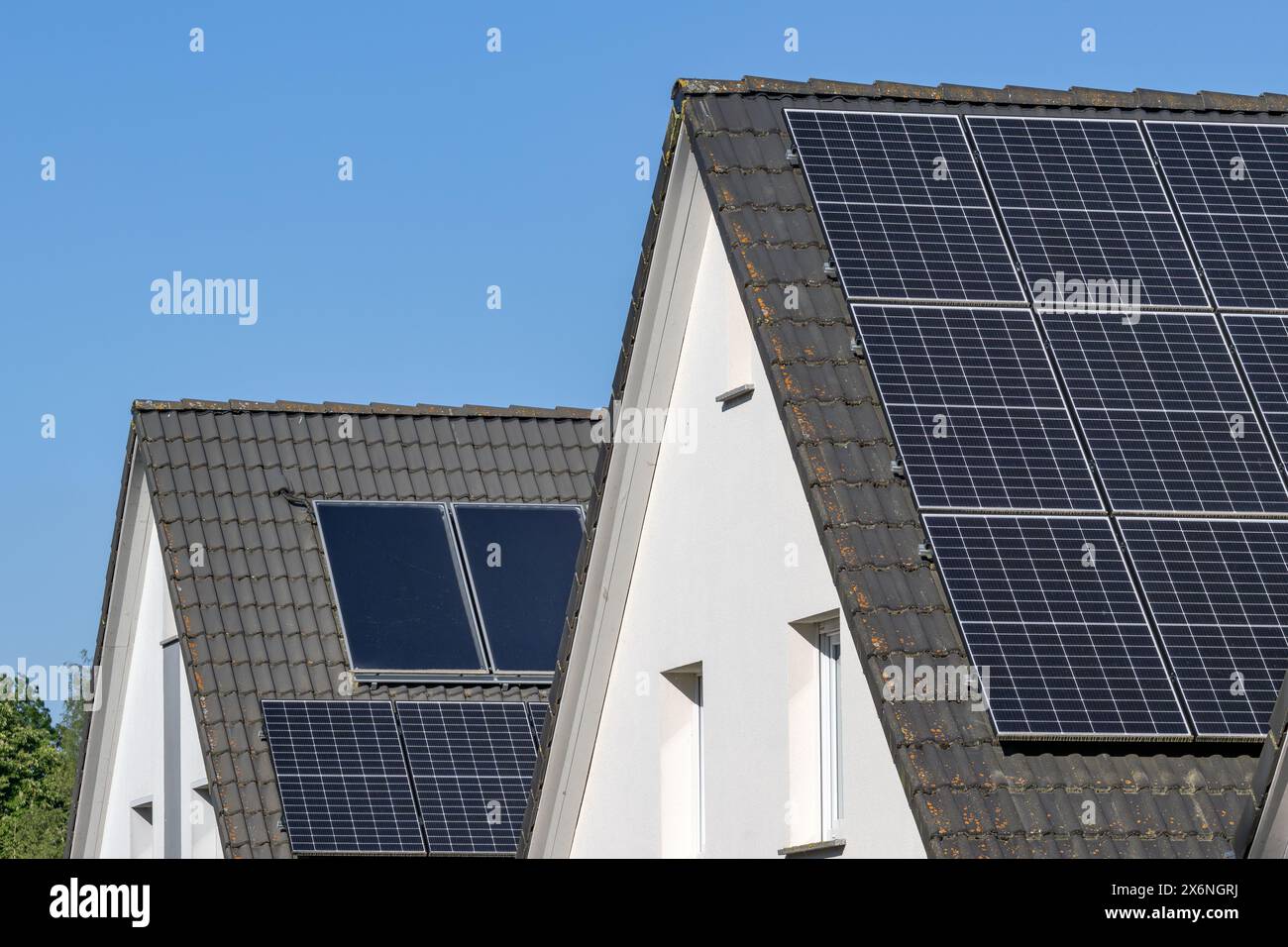 sistemi solari sui tetti a spiovente Foto Stock