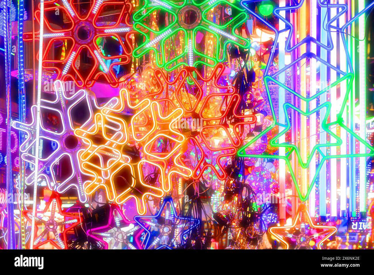 Combinazione di colori luminosità colorata luce LED illuminazione vivace e vivace per la decorazione di insegne da negozio nel mercato consumer Foto Stock