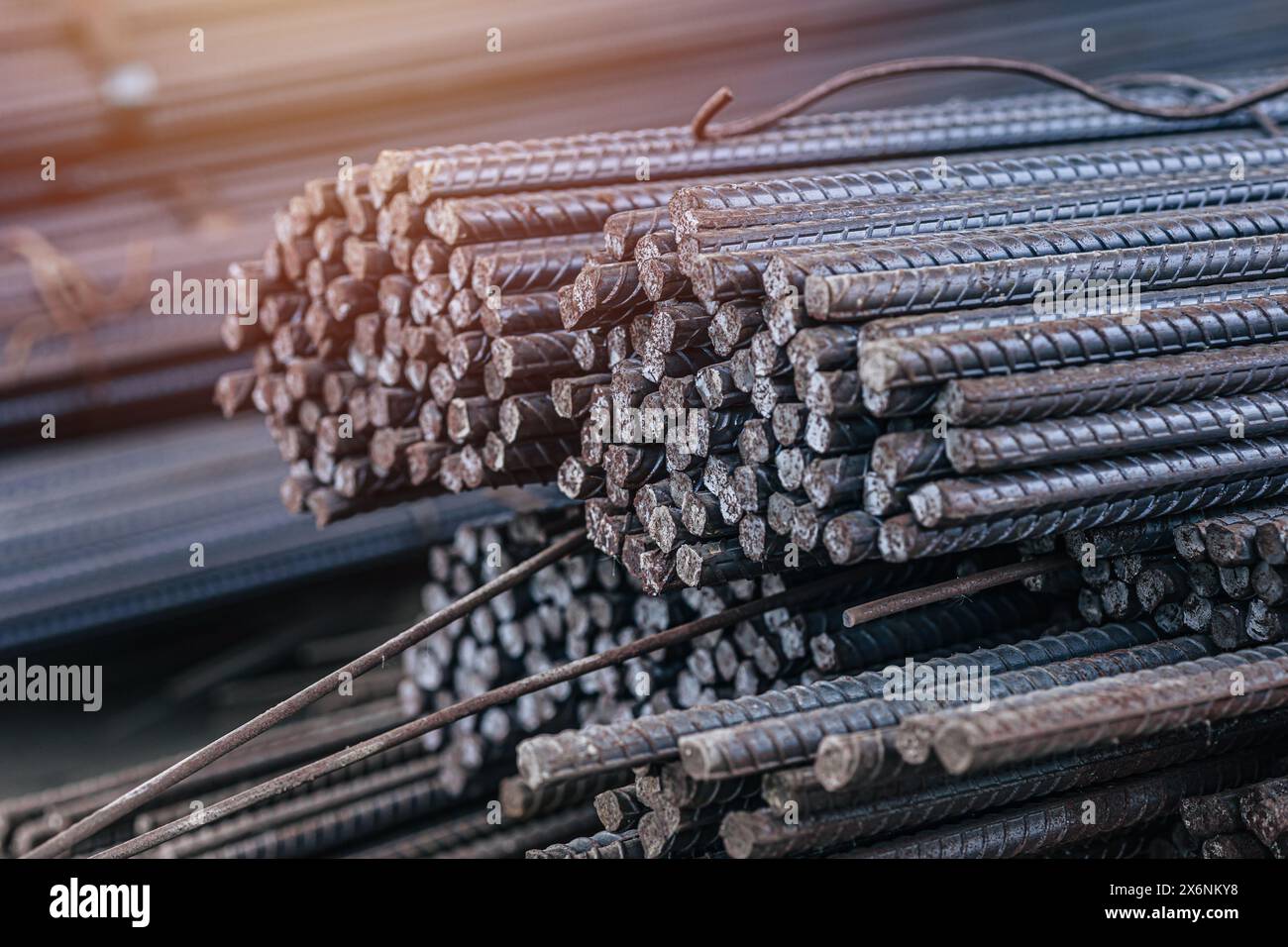 Barra tonda in acciaio ad alta resistenza per l'industria della colata di calcestruzzo da costruzione, barra cilindrica in metallo lunga linea. Foto Stock