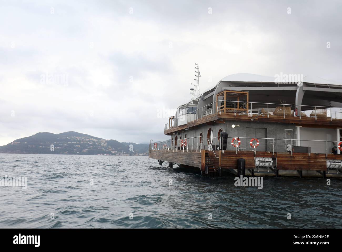 © PHOTOPQR/NICE MATIN/Jean Francois Ottonello ; Mandelieu-la-Napoule ; 16/05/2024 ; visita de Canua Island, île nomade flottante, veille de Son inauguration, ici au mouillage dans la baie de Mandelieu Mandelieu la Napoule, vicino - Cannes, Francia, 16 maggio 2024 Un giorno prima della sua apertura, visita dell'isola di Canua. Isola di Canua. Isola artificiale, galleggiante questo paradiso galleggiante ha un nome: Canua Island. Sarà un Beach club, che promette l'eleganza del Club 55 durante il giorno e l'atmosfera dell'Hotel Costes la sera, con un ristorante, un lounge bar a 360° sul tetto, due piscine Foto Stock