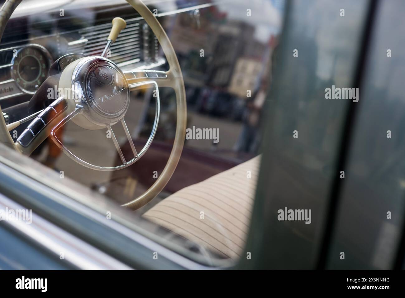 Minsk, Bielorussia, 16 maggio 2024 - volante di una classica auto retrò - Packard Foto Stock