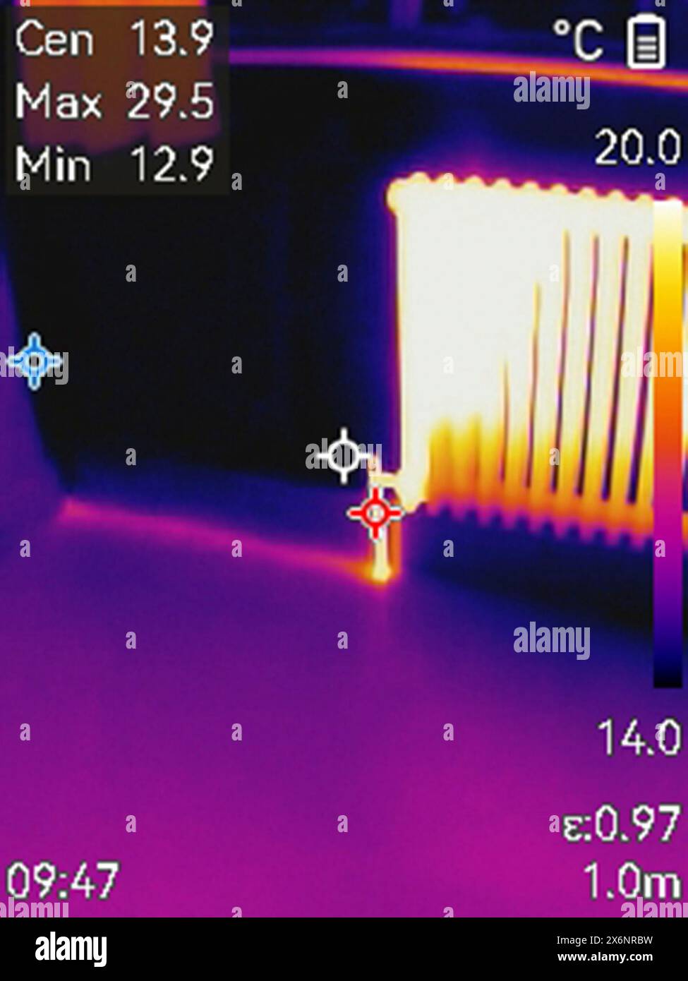 Immagine termica di un radiatore e di un tubo dell'acqua calda, sistema di riscaldamento centrale in una casa nel Regno Unito Foto Stock