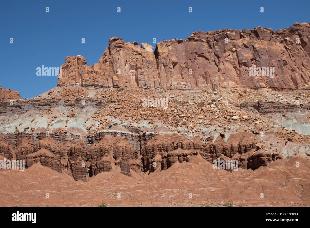 Maestose formazioni rocciose del deserto sotto un cielo azzurro Foto Stock