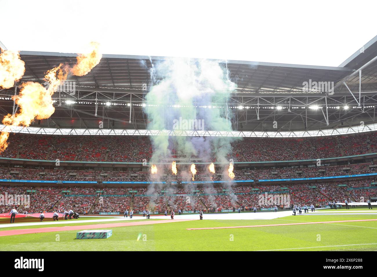 Effetti di fumo colorati Adobe fa Women's Cup final, Manchester United Women vs Tottenham Hotspur Women Wembley Stadium Londra Regno Unito 12 maggio 2024 Foto Stock