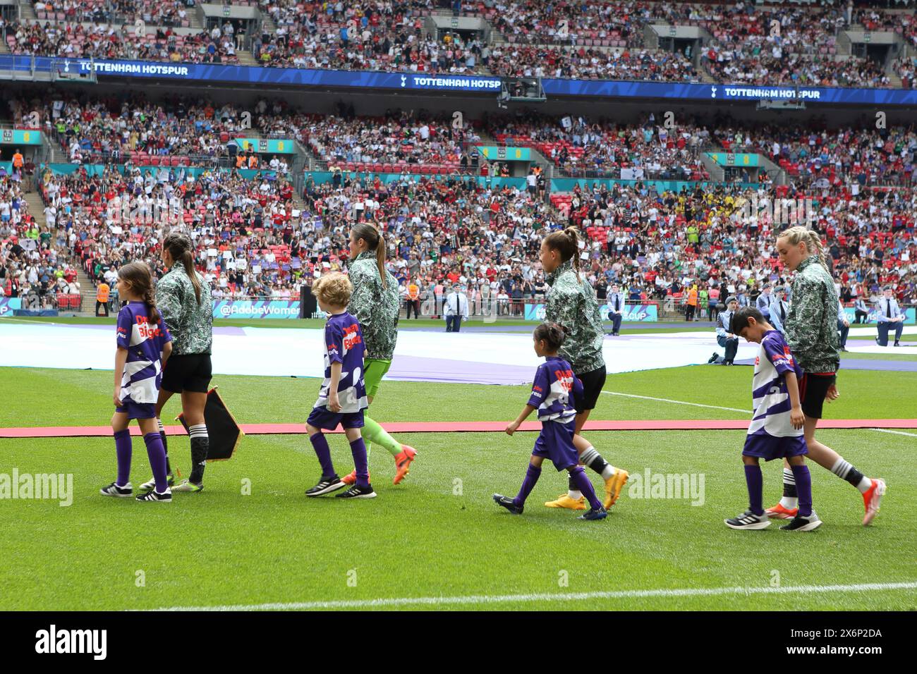 La squadra entra in campo nella finale di Adobe fa Women's Cup, Manchester United Women contro Tottenham Hotspur Women Wembley Stadium Londra Regno Unito 12 maggio 2024 Foto Stock