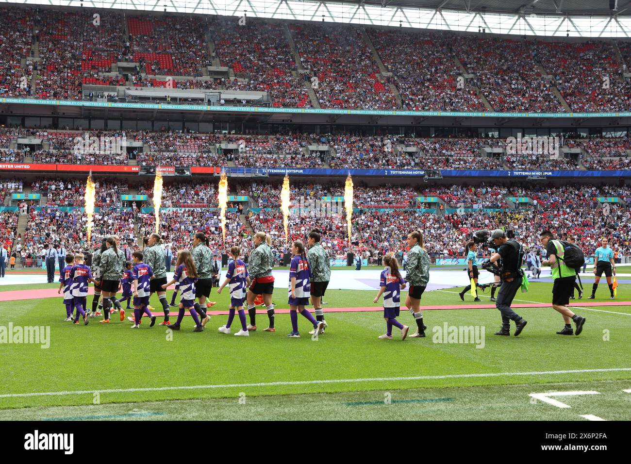 La squadra entra in campo nella finale di Adobe fa Women's Cup, Manchester United Women contro Tottenham Hotspur Women Wembley Stadium Londra Regno Unito 12 maggio 2024 Foto Stock