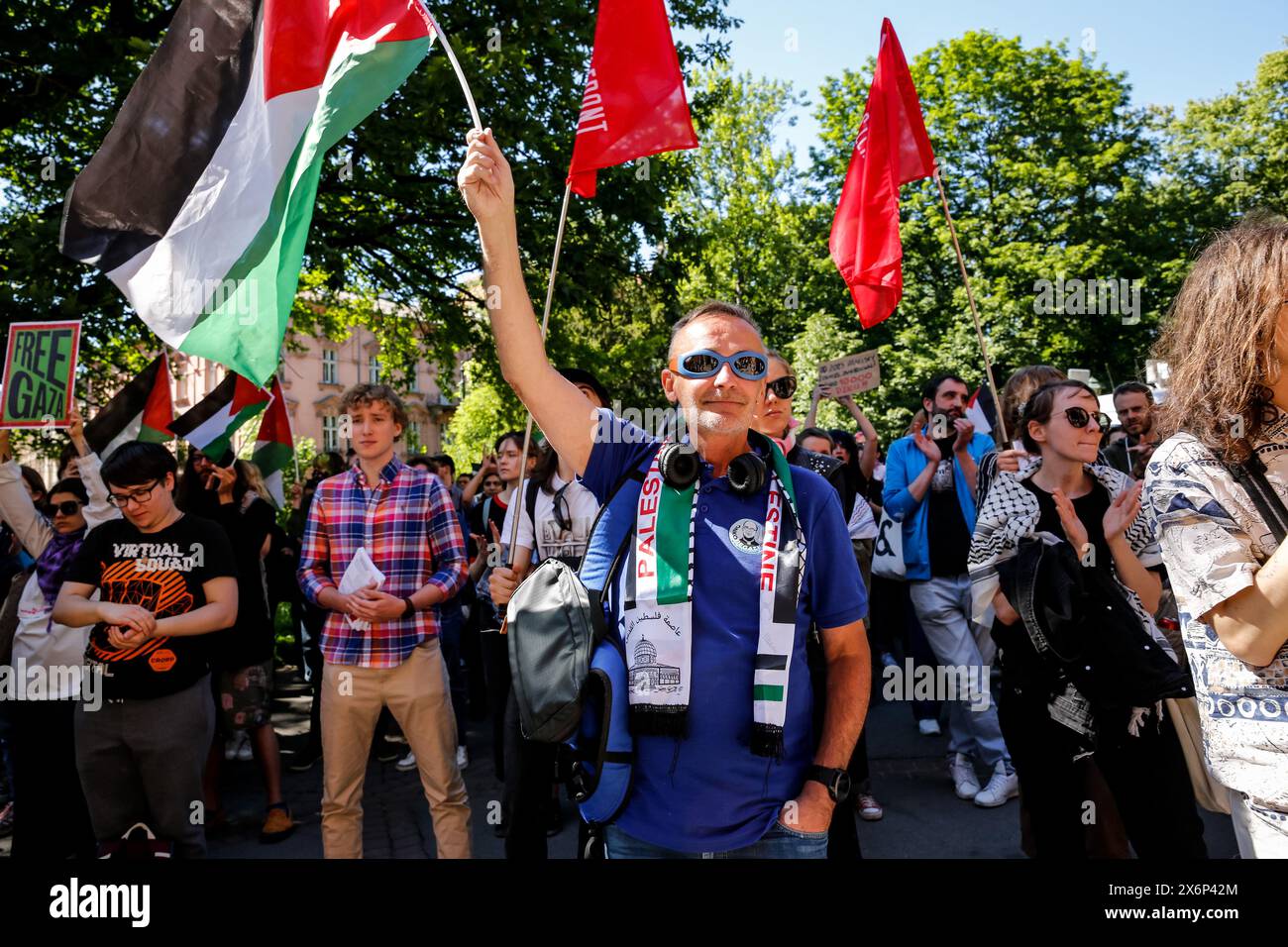 Gli studenti cantano slogan pro-Palestina e tengono bandiere e striscioni palestinesi durante la prima manifestazione in Polonia organizzata da studenti e studiosi contro l'attacco israeliano alla Striscia di Gaza di fronte al Collegium Novum, l'ufficio del preside dell'Università Jagellonica a Cracovia, Polonia, il 15 maggio 2024. Foto Stock