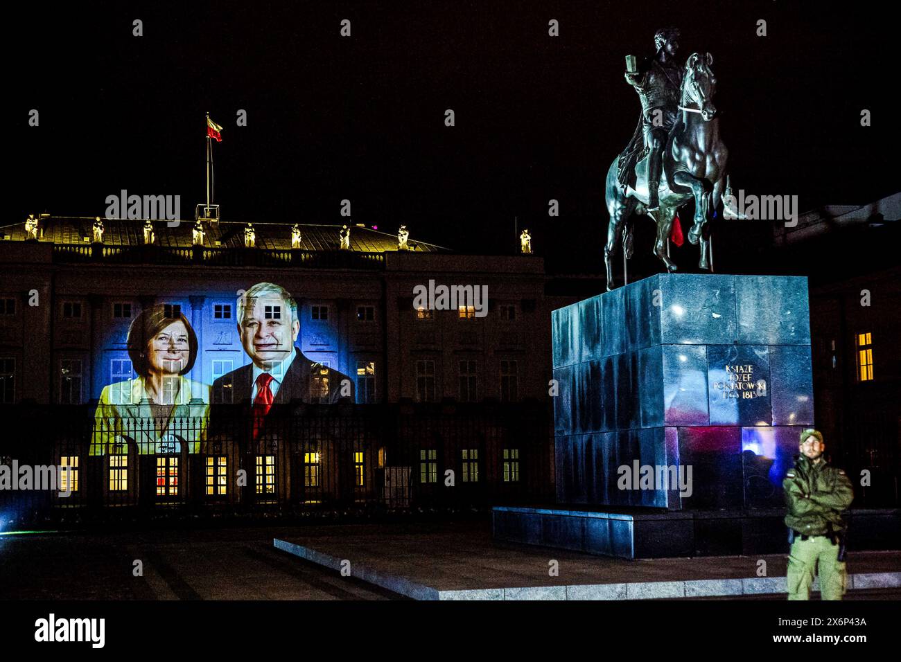 10 aprile 2024, Varsavia, Mazovia, Polonia: Una fotografia del defunto presidente e di sua moglie è proiettata sul Palazzo Presidenziale. La Polonia commemora il 14° anniversario del disastro aereo di Smole?sk che ha ucciso il presidente polacco Lech Kaczy?ski, sua moglie Maria, e altri 94 dignitari e membri dell'equipaggio. Data l'antipatia tra il partito legge e giustizia guidato dal fratello gemello di Kaczy'ski, Jaros'aw, e la Coalizione Civica guidata dall'attuale primo ministro polacco, Donald Tusk; oltre un decennio dopo dallo schianto, l'anniversario è ora pubblicamente commemorato dai conservatori e dalla piattaforma religiosa del paese Foto Stock