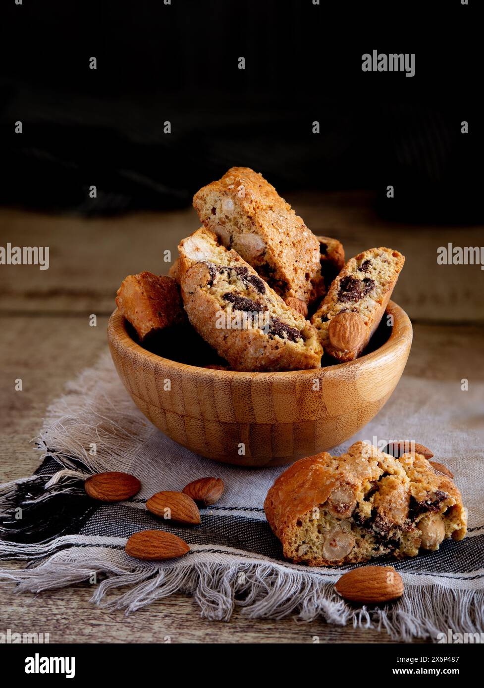 Biscotti tradizionali toscani chiamati cantucci con nocciole, mandorle e cioccolato. Foto Stock