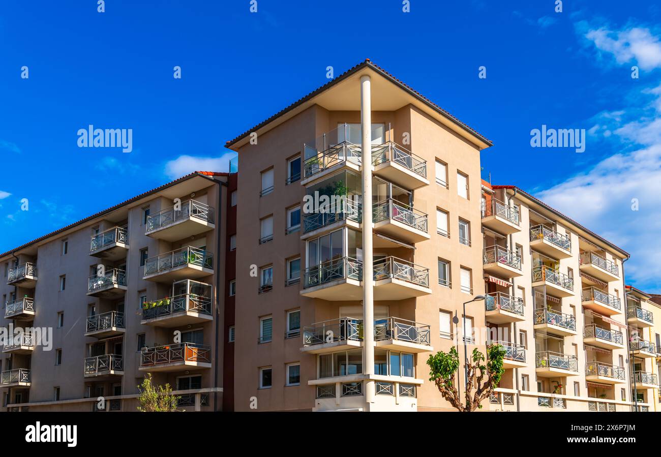 Complesso di una residenza moderna, nella città di Sète, a Occitanie, in Francia Foto Stock
