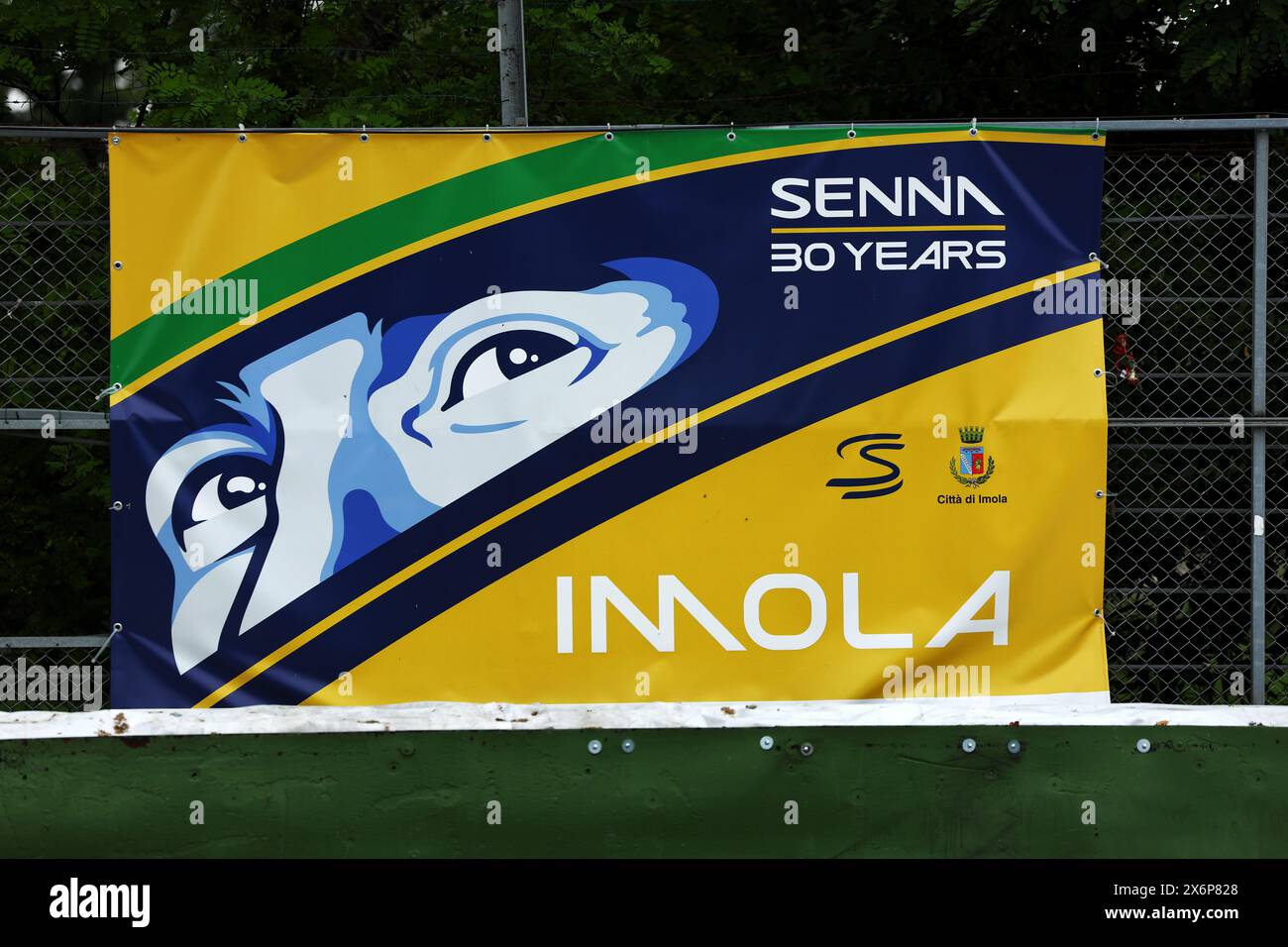 Imola, Italia. 16 maggio 2024. Atmosfera del circuito - omaggio ad Ayrton Senna 30 anni dopo il suo fatale incidente a Tamburello. Campionato del mondo di Formula 1, Rd 7, Gran Premio dell'Emilia Romagna, giovedì 16 maggio 2024. Imola, Italia. Crediti: James Moy/Alamy Live News Foto Stock