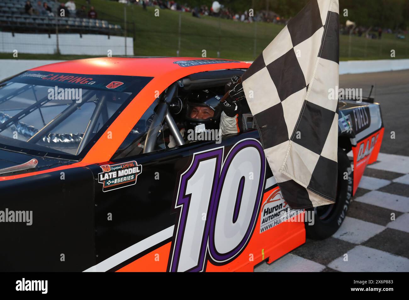 Delaware, Canada. 10 maggio 2024, il Delaware Speedway apre le porte per la 72a stagione. Late Pro Model driver Jesse Kennedy (10) di Oneida O. Foto Stock