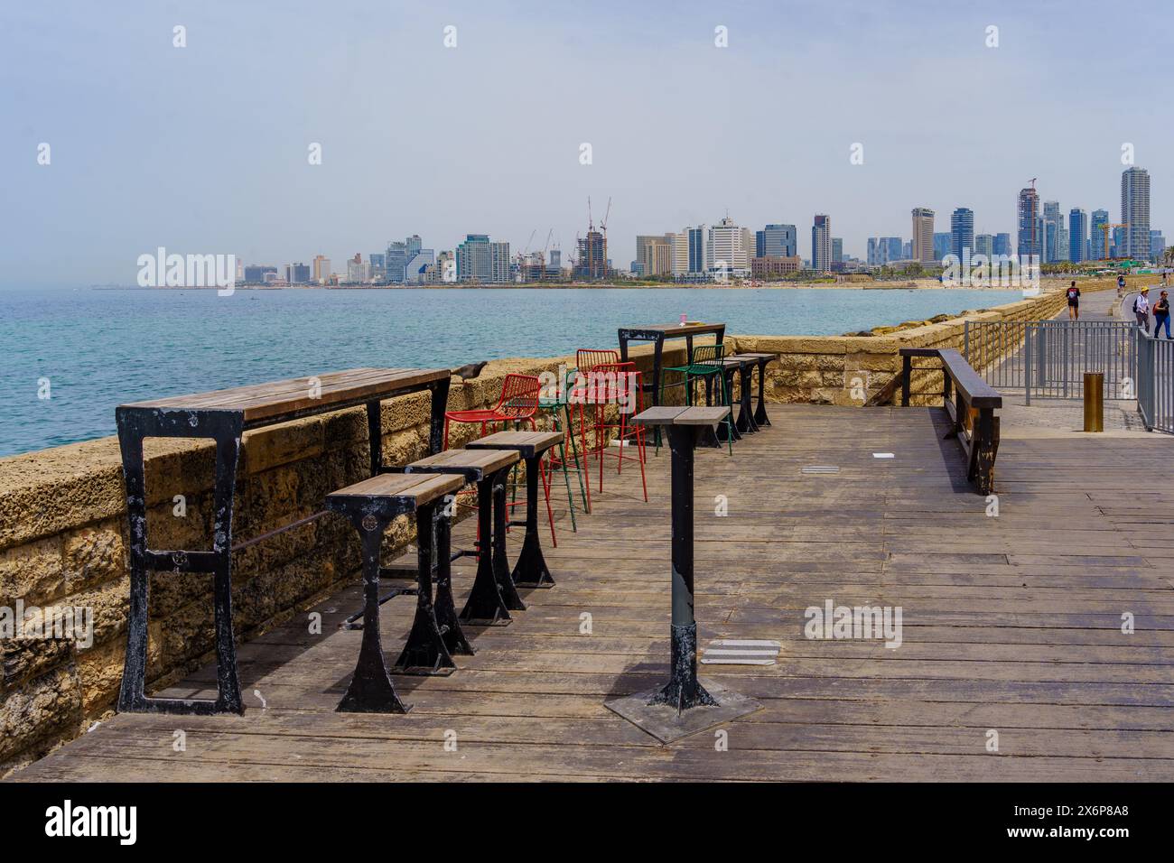 Giaffa, Israele - 10 maggio 2024: Vista di un tavolino da caffè, della costa del mar mediterraneo e dello skyline di Tel-Aviv, con visitatori, a Tel-Aviv-Yafo, Israele Foto Stock