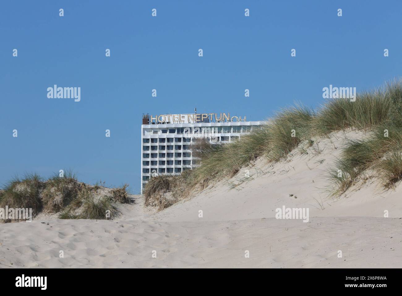 Blick am Donnerstag 16.05.2024 im Ostseebad Warnemünde auf den örtlichen Strand. für das kommende Pfingstwochenende erwarten die Metrologen für das Land Meclemburgo Vorpommern eher etwas durchwachsenes Wetter. Dennoch ist davon auszugehen, dass wieder zahlreiche Touristen das Land besuchen werden. Denn Mecklenburg/Vorpommern hält mit 1700 km Ostseeküste den sonnenreichsten Inseln in Deutschland und über 2000 seen zu jeder Jahreszeit zahlreiche Angebote für Naturliebhaber und Wanderfreunde bereit. *** Vista della spiaggia locale nella località balneare Baltica di Warnemünde giovedì 16 05 20 Foto Stock