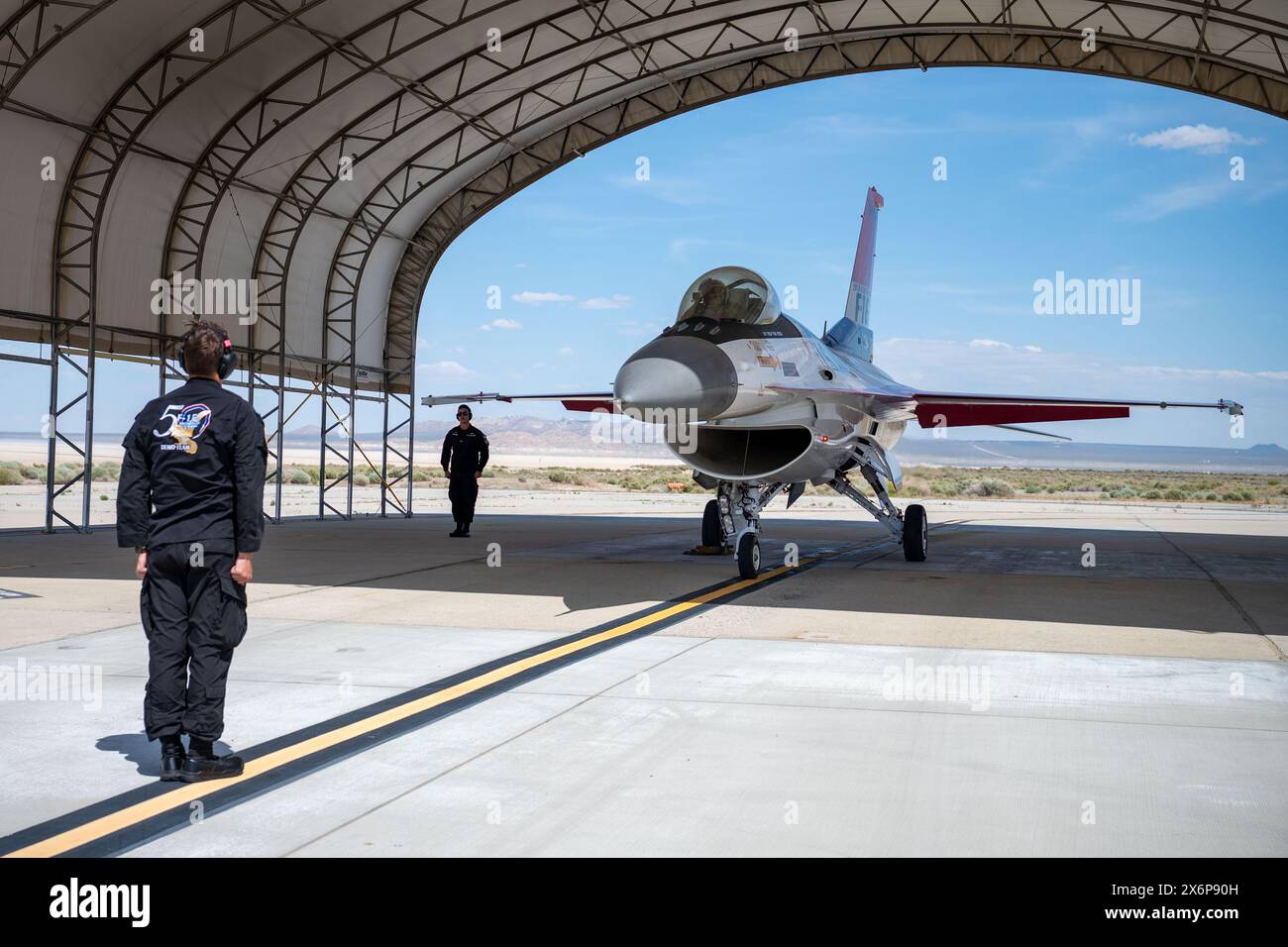 U.S. Air Force Senior Airman Carter Pals, Left, e Senior Airman Elias Sanchez, centro, F-16 Viper Demonstration Team, Capitano Ta Foto Stock