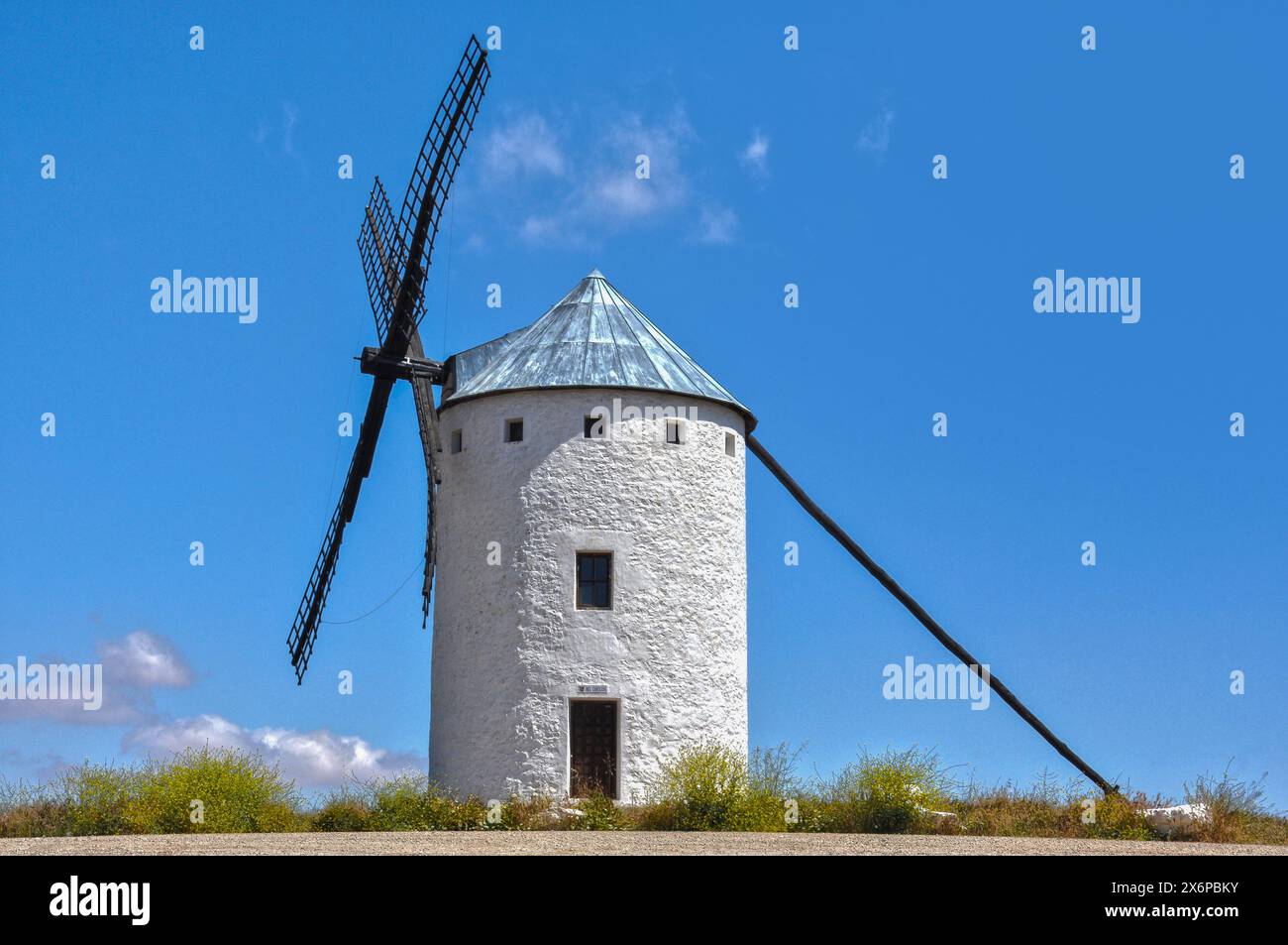 Mulino a vento tradizionale a campo de Criptana, i giganti di Don Chisciotte Foto Stock