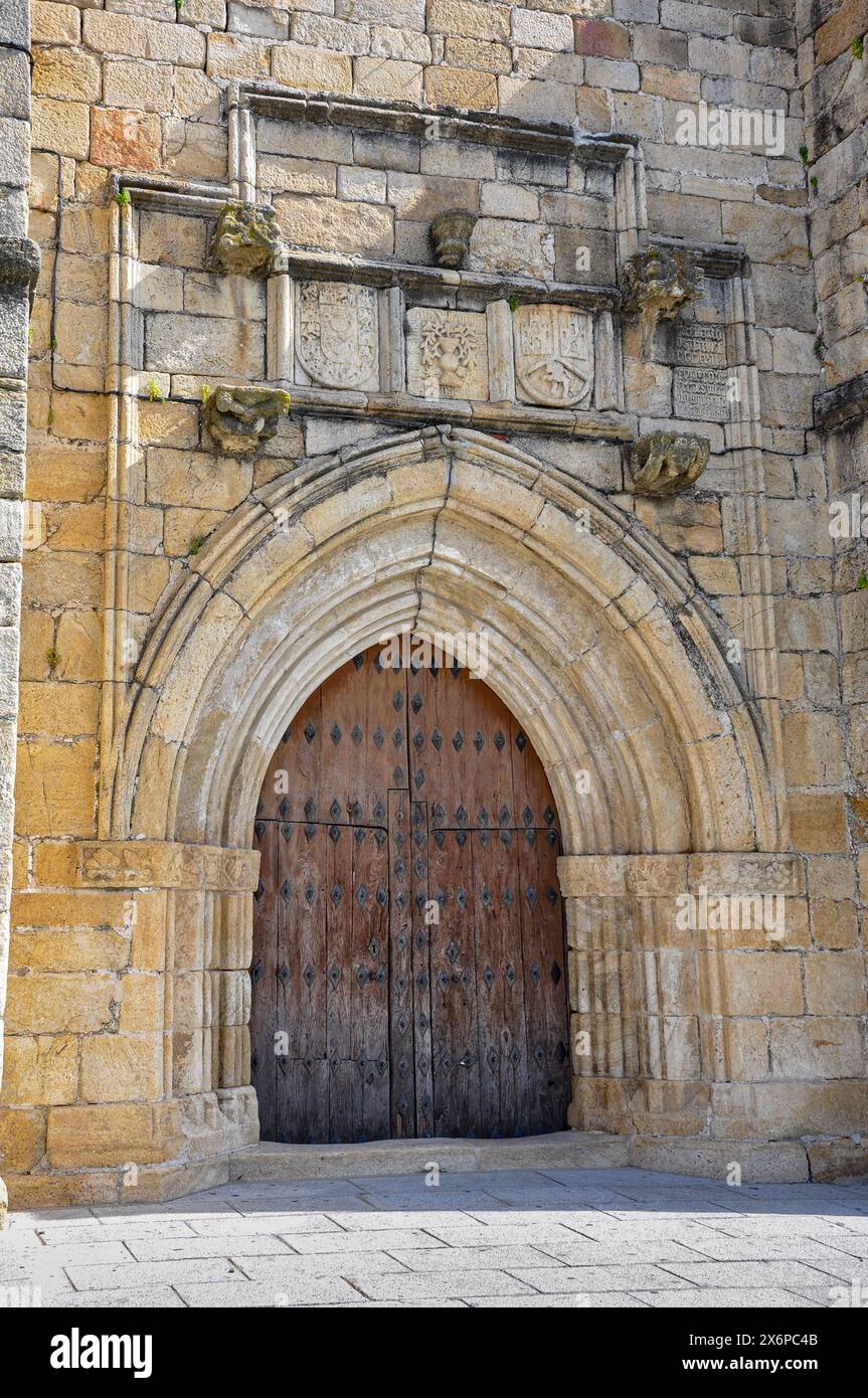 Porta della chiesa gotica di San Pedro a Garrovillas de Alconetar Foto Stock