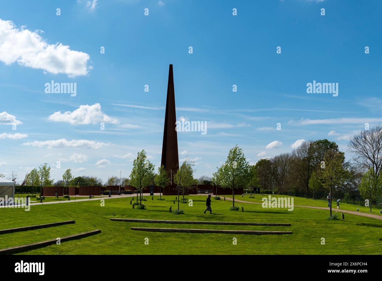 La guglia commemorativa si trova nei terreni dell'International Bomber Command Centre, Lincoln City, Lincolnshire, Inghilterra, Regno Unito Foto Stock