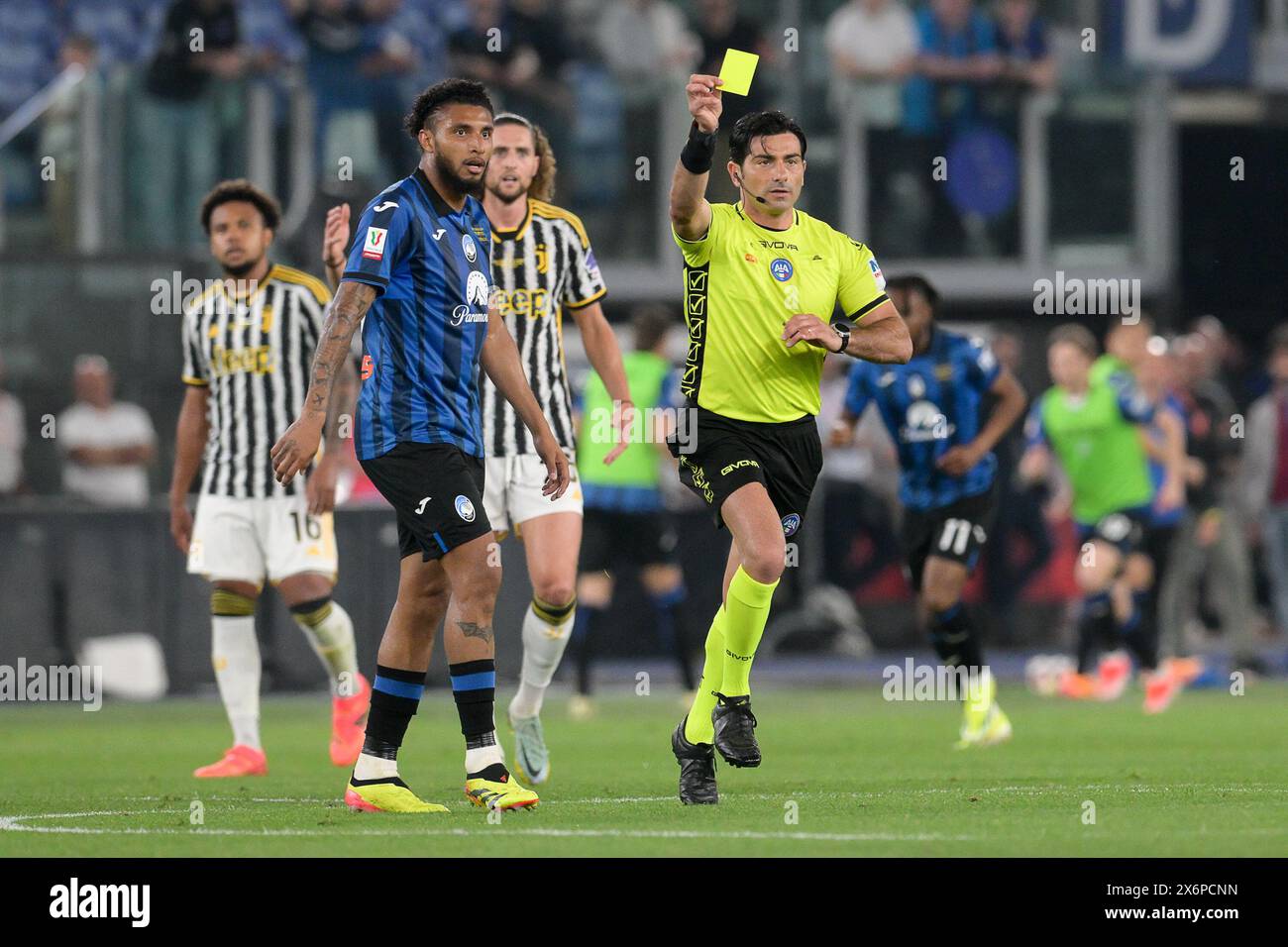 15 maggio 2024, Stadio Olimpico, Roma, Italia; finale di Coppa Italia calcio; Atalanta contro Juventus; l'arbitro Fabio Maresca mostra il cartellino giallo a Dusan Vlahovic del FC Juventus Foto Stock