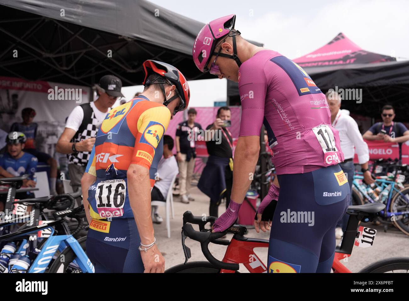 Martinsicuro, Italia. 16 maggio 2024. Milan Jonathan (Team Lidl - Treck) maglia ciclaminica, e Lopez Perez Juan Pedro (Team Lidl &#x2013; Treck) durante la 12a tappa del giro d'Italia da Martinsicuro a Fano, 16 maggio 2024 Italia. (Foto di massimo Paolone/Lapresse) credito: LaPresse/Alamy Live News Foto Stock