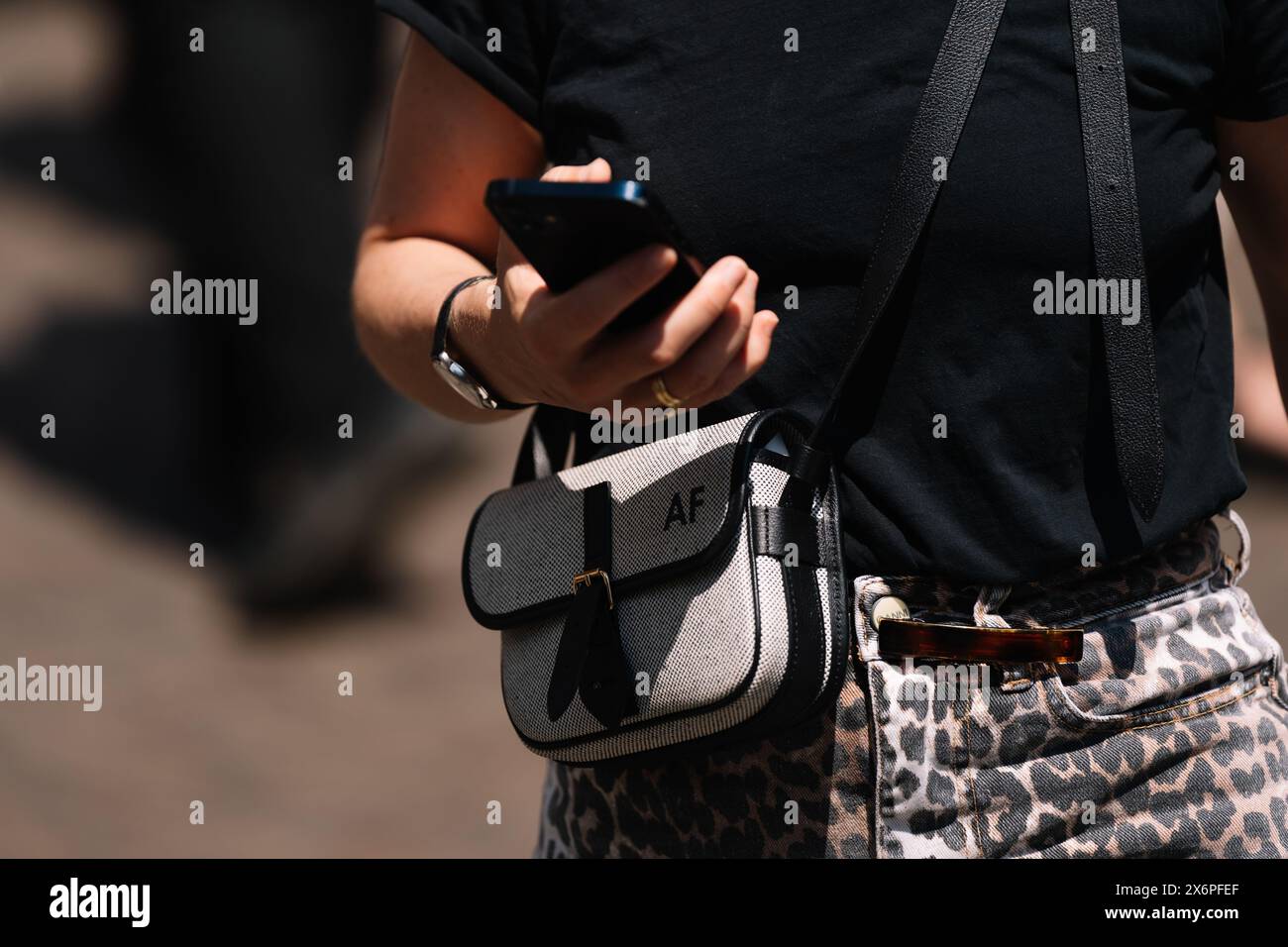 Milano, Italia - 16 giugno 2023: Urban chic con borsa a tracolla monogramma Foto Stock