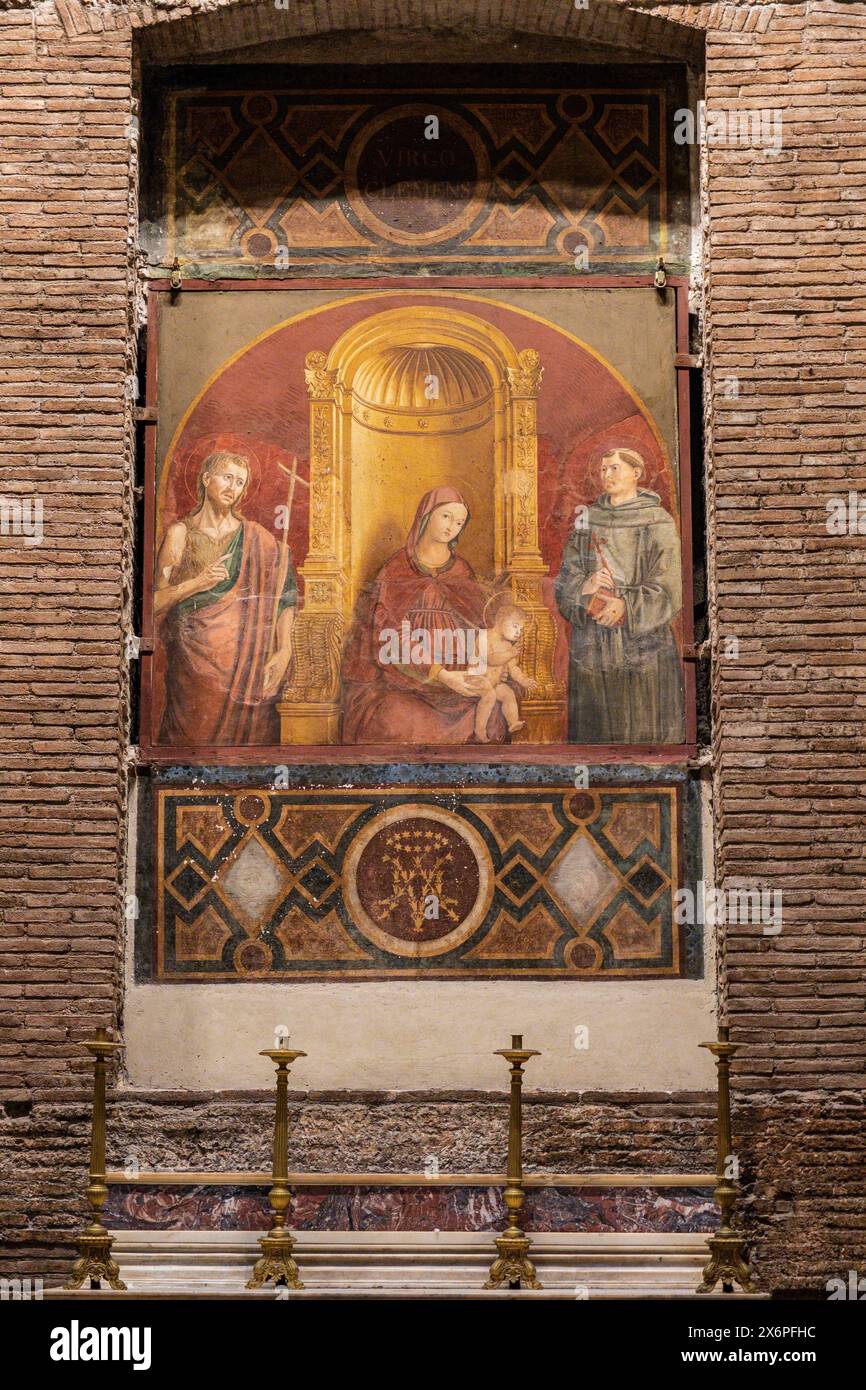 Madonna col Bambino, XV secolo, Cappella della Madonna della Clemente, Pantheon di Agrippa, 126 a.C. Roma, Lazio, Italia. Foto Stock