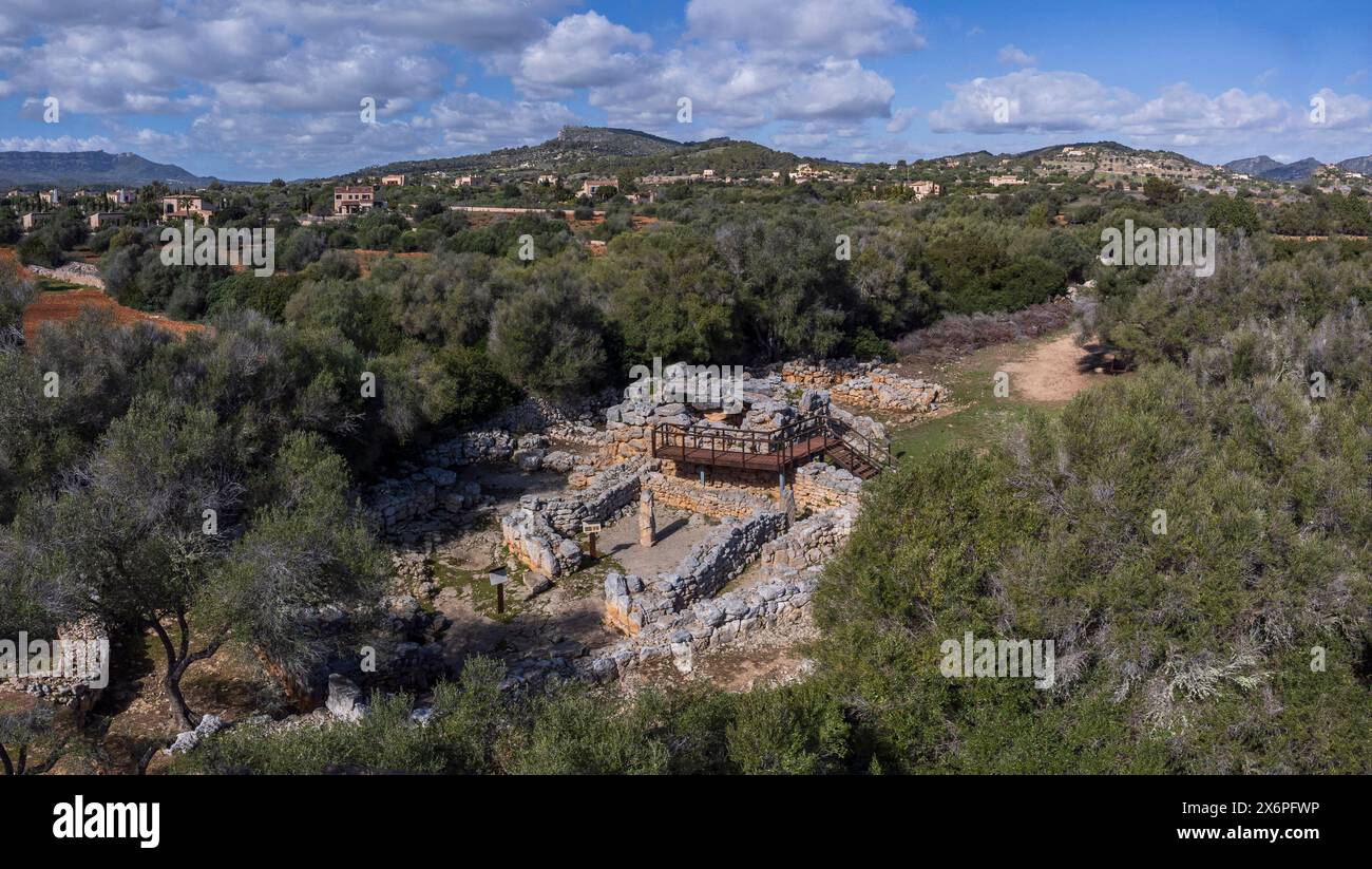 Talaiot e le camere semi-indipendenti dell'era talaiotica (età del ferro). Sito archeologico Hospitalet Vell, Maiorca, Isole Baleari, Spagna. Foto Stock