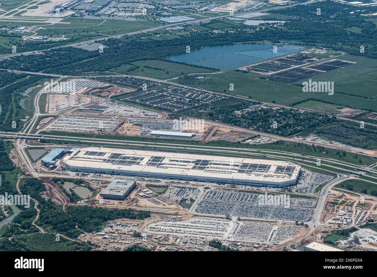 Vista aerea della fabbrica Giga Tesla fuori Austin, Texas, la seconda fabbrica più grande degli Stati Uniti Foto Stock