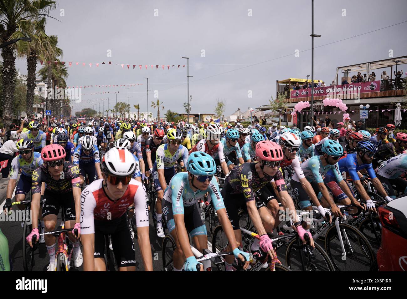 Martinsicuro, Italia. 16 maggio 2024. Ciclisti al via della tappa 12 del giro d'Italia da Martinsicuro a Fano, 16 maggio 2024 Italia. (Foto di Marco Alpozzi/Lapresse) credito: LaPresse/Alamy Live News Foto Stock