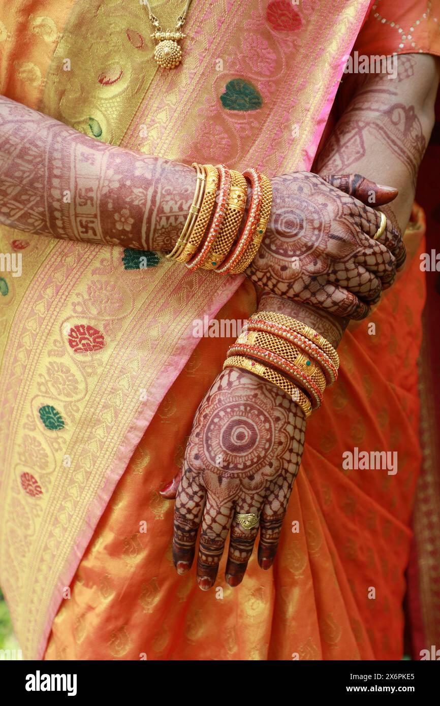 Tatuaggi all'henné Mehndi e sari indiani colorati in occasione di un matrimonio indiano, Nashik, Maharashtra, India, Foto Stock