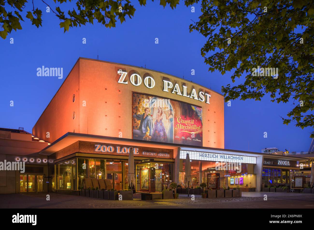 Berlino, Germania - 14 maggio. 2024:il famoso cinema Palast dello Zoo di Berlino di notte Foto Stock
