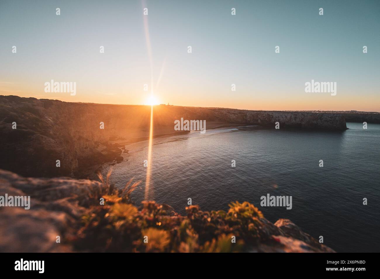 Sonnenaufgang über dem Praia do Beliche, dem westlichsten Strand an der portugiesischen Südküste zwischen Sagres und dem Cabo de São Vicente, dem westlichsten Punktes des europäischen Festlandes, Algarve AM 04.05.2024. // sorge su Praia do Beliche, la spiaggia più occidentale della costa meridionale portoghese tra Sagres e Cabo de São Vicente, il punto più occidentale dell'Europa continentale, Algarve, il 4 maggio 2024. - 20240504 PD22110 Foto Stock