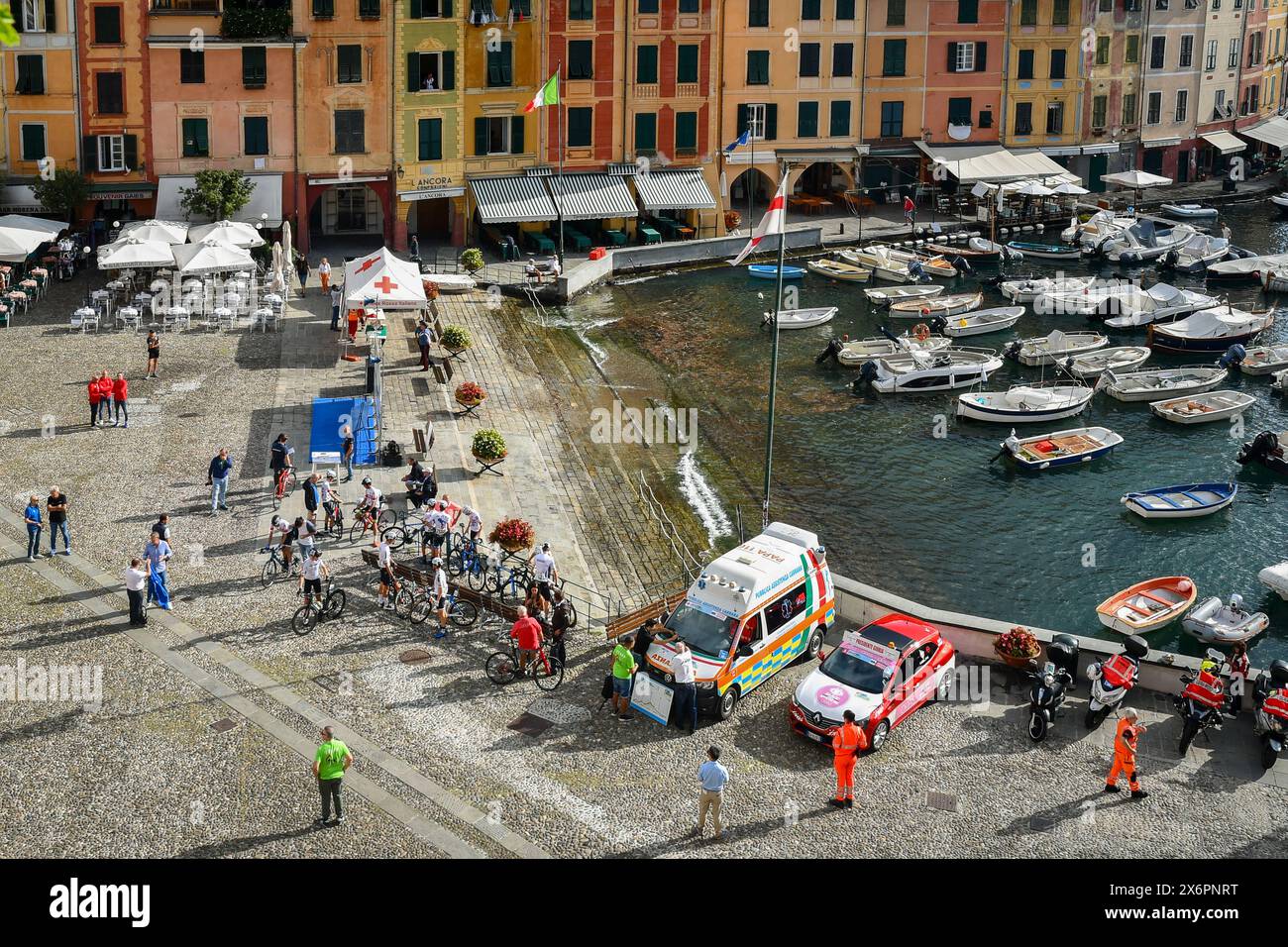 Vista dall'alto della "Piazzetta" presieduta dalle forze dell'ordine durante la gara ciclistica Lunigiana Tour, Portofino, Genova, Liguria, Italia Foto Stock