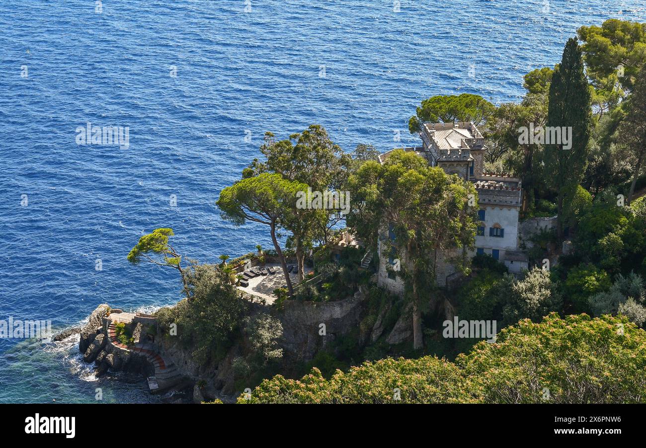 Vista elevata di Villa Olivetta, storica villa di proprietà degli stilisti Dolce & Gabbana, Portofino, Genova, Liguria, Italia Foto Stock