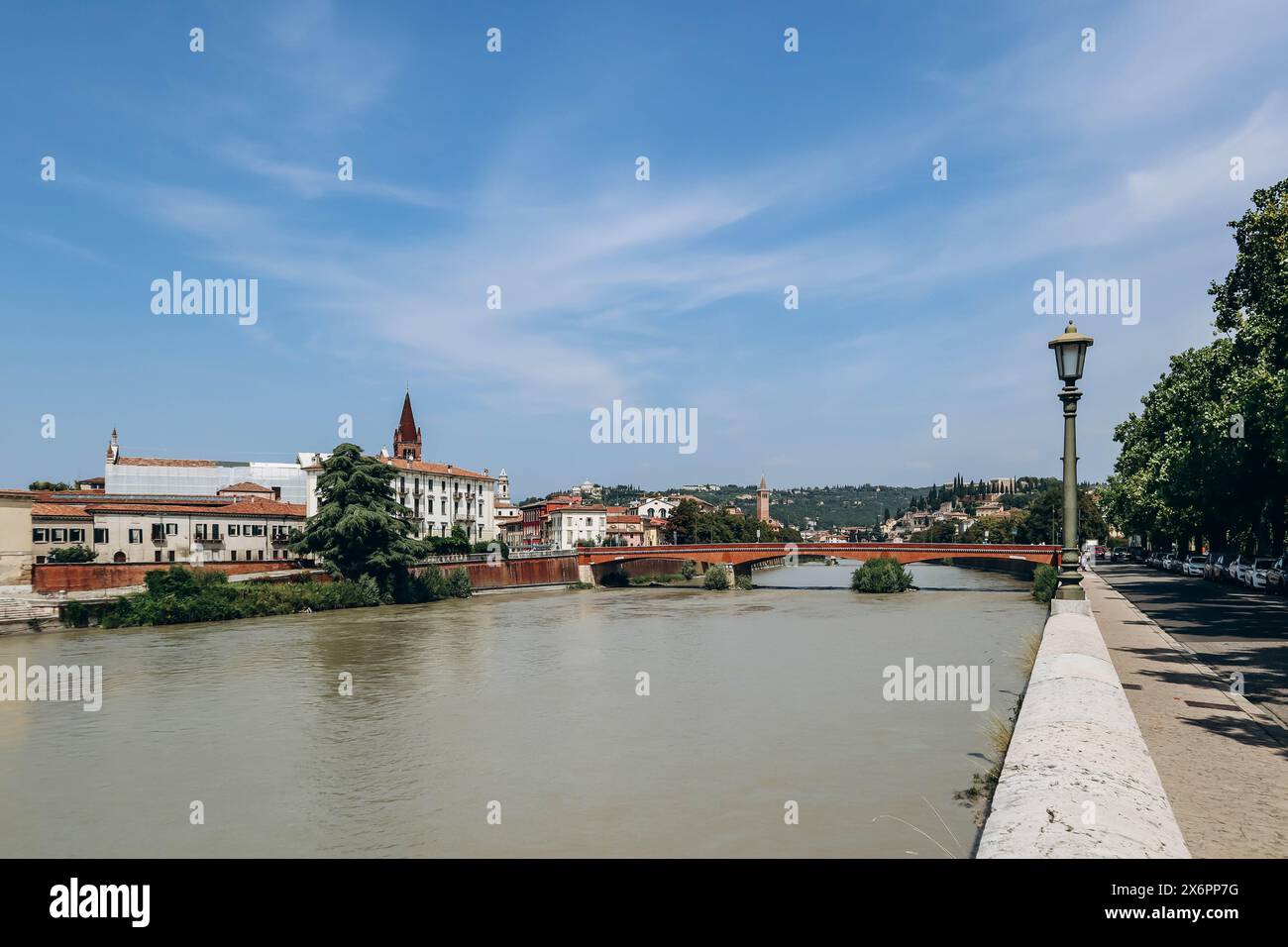 Vista del centro di Verona dall'altra parte del fiume Adige Foto Stock