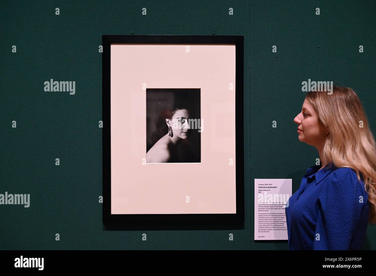 Una fotografia di famiglia invisibile che segna la nascita di quattro bambini reali; la copia personale della Regina madre del ritratto dell'incoronazione di sua figlia; e la prima stampa fotografica a colori sopravvissuta di un membro della famiglia reale sono tra i punti salienti della nuova mostra Royal Portraits: a Century of Photography, apertura domani (venerdì 17 maggio) alla King’s Gallery di Buckingham Palace. Foto Stock