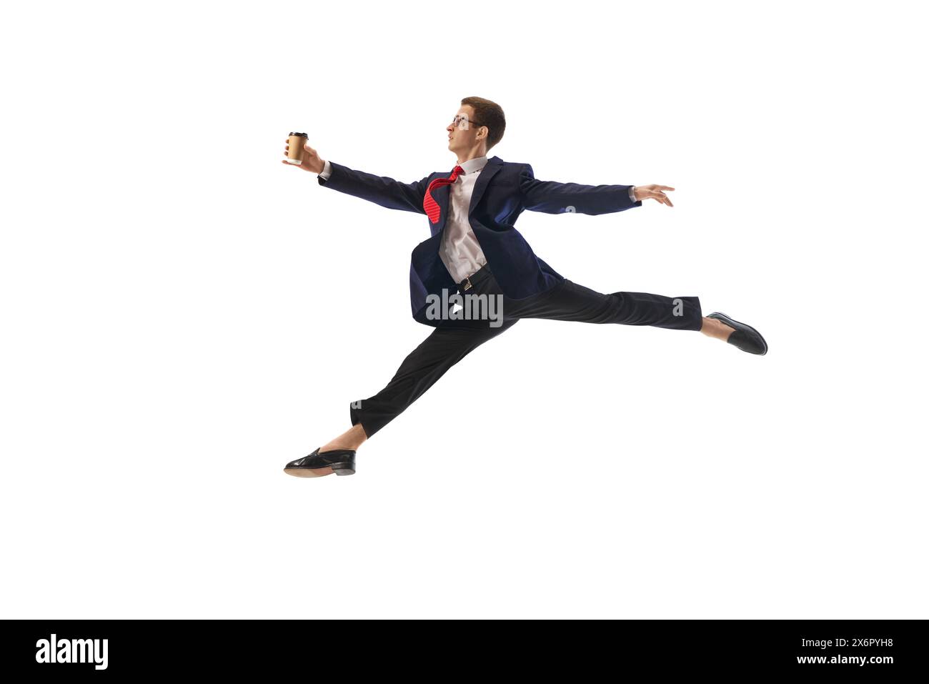 Preparazione per una giornata produttiva. Uomo d'affari con indosso formale a metà piombo che va a lavorare con una tazza di caffè isolata su sfondo bianco. Leadership Foto Stock