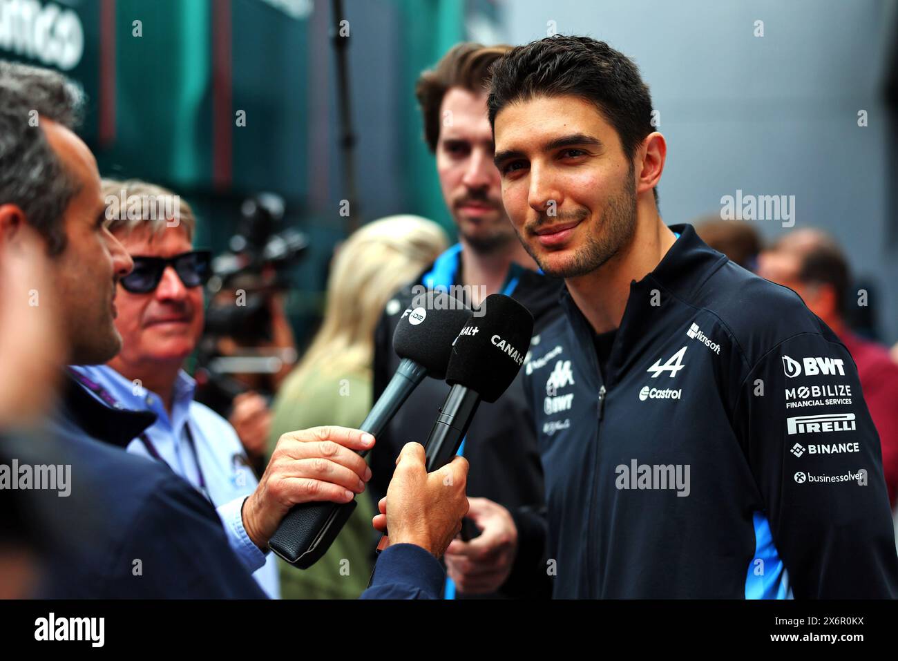 Imola, Italia. 16 maggio 2024. Esteban Ocon (fra) Alpine F1 Team con i media. 16.05.2024. Formula 1 Campionato del mondo, Rd 7, Gran Premio dell'Emilia Romagna, Imola, Italia, giornata di preparazione. Il credito fotografico dovrebbe essere: XPB/Alamy Live News. Foto Stock