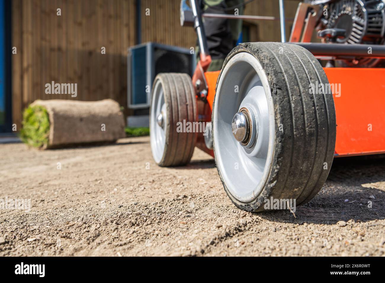 L'aeratore professionale è fisso su un terreno di terra. Primo piano. Foto Stock