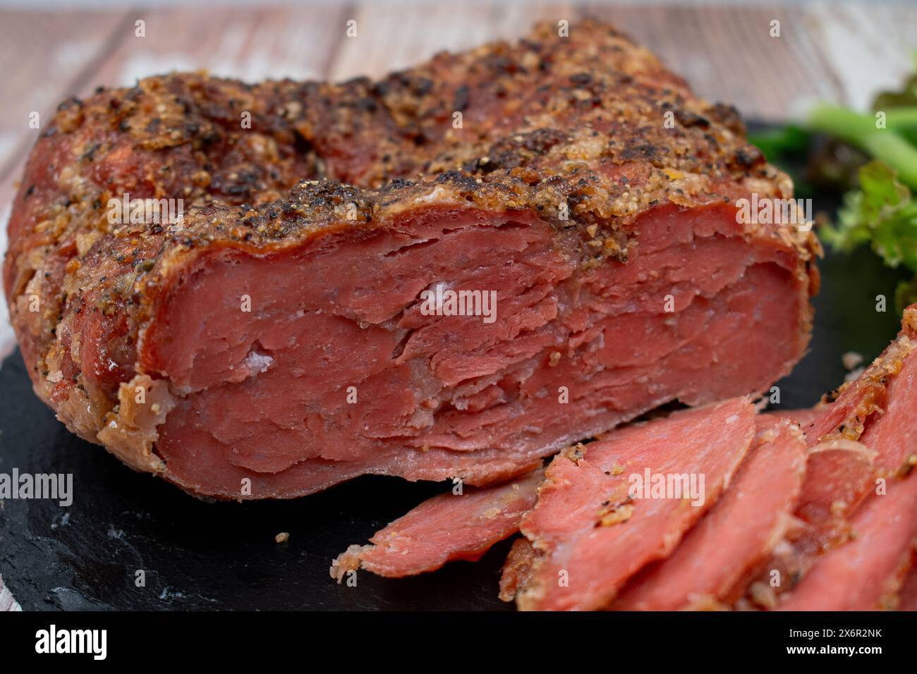 Falsa carne vegana, fatta di glutine di frumento, a base vegetale. Cotti al vapore, tostati e tagliati a fette Foto Stock