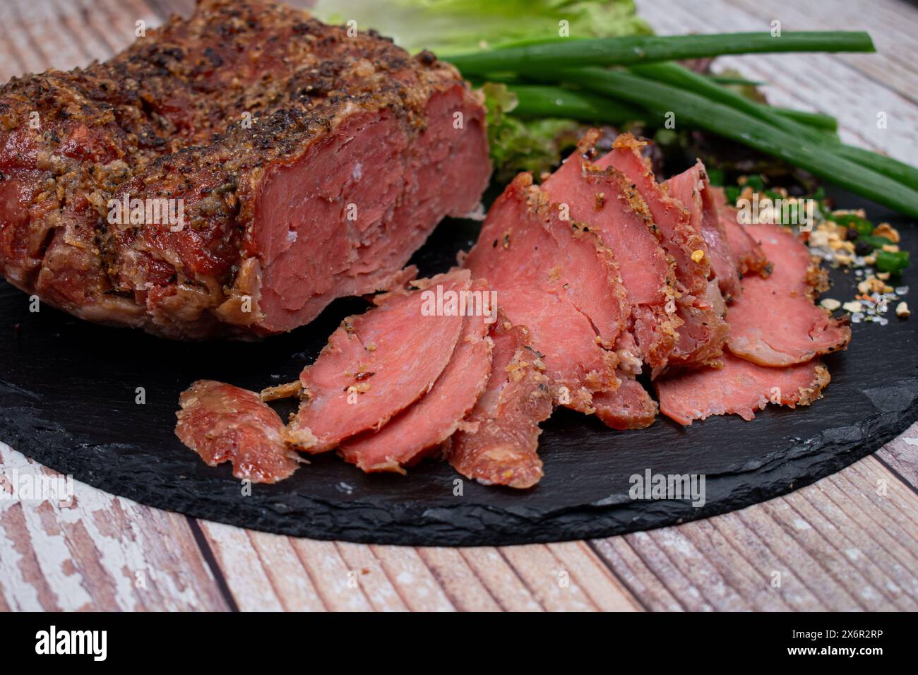 Falsa carne vegana, fatta di glutine di frumento, a base vegetale. Cotti al vapore, tostati e tagliati a fette Foto Stock
