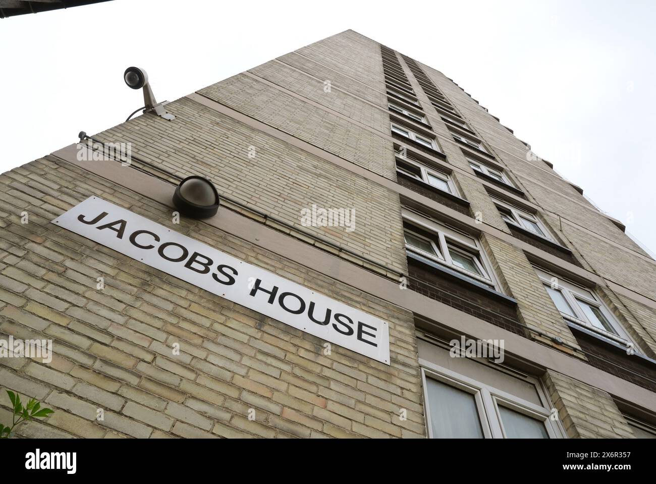 Una vista generale della Jacobs House a Plaistow, nella zona est di Londra, dove un bambino di sei anni morì dopo essere caduto dal piano superiore di un condominio. Si dice che il bambino sia caduto da un'altezza a New City Road, Plaistow, poco prima delle 6 di giovedì. Data foto: Giovedì 16 maggio 2024. Foto Stock