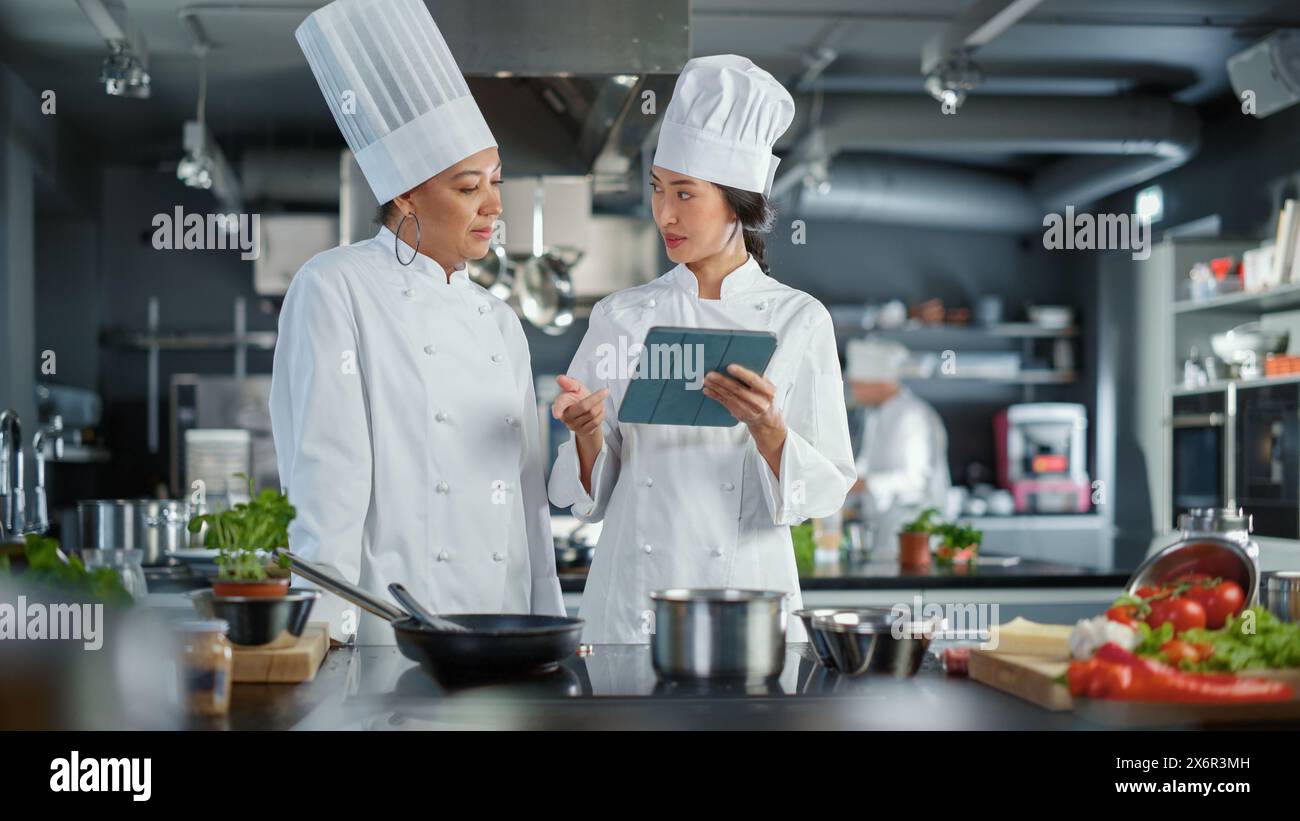 Ritratto di Black Female Chef prende le erbe fresche, ama l'odore con un sorriso, ingrediente segreto che rende speciale la ricetta della nonna. Cucina tradizionale del ristorante con piatti autentici, cibo salutare Foto Stock