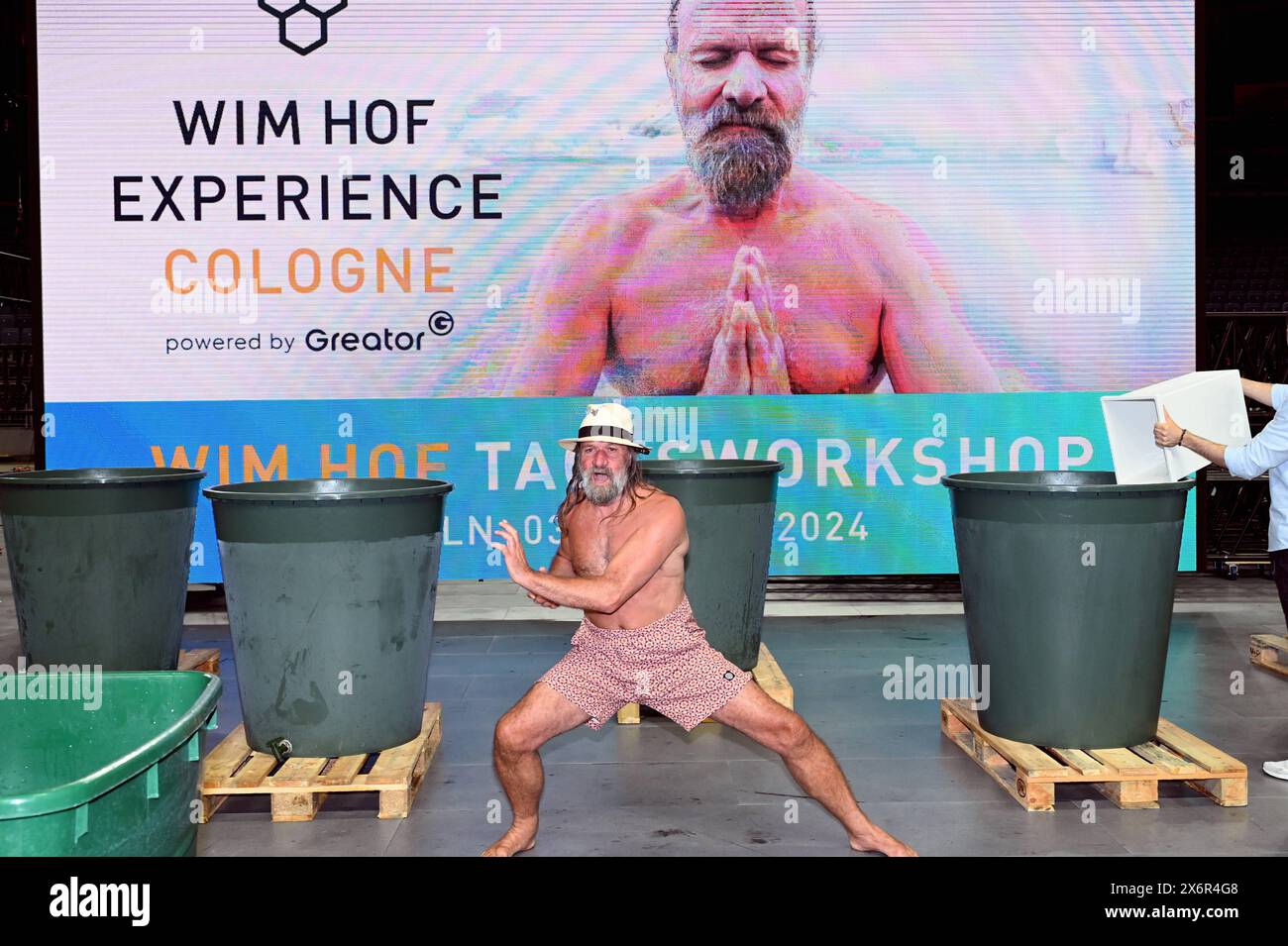 Der Extremsportler und Motivationstrainer Wim Hof, auch bekannt als the Iceman, bei der Pressekonferenz zum Tagesworkshop Eisbaden, Die Wim Hof Methode, der AM 03.08.2024 in der LanxessArena stattfindet. *** L'atleta estremo e allenatore motivazionale Wim Hof, noto anche come l'uomo d'ghiaccio, alla conferenza stampa per il workshop di un giorno Ice Bathing, il metodo Wim Hof, che si svolgerà il 03 08 2024 nella LanxessArena Foto Stock